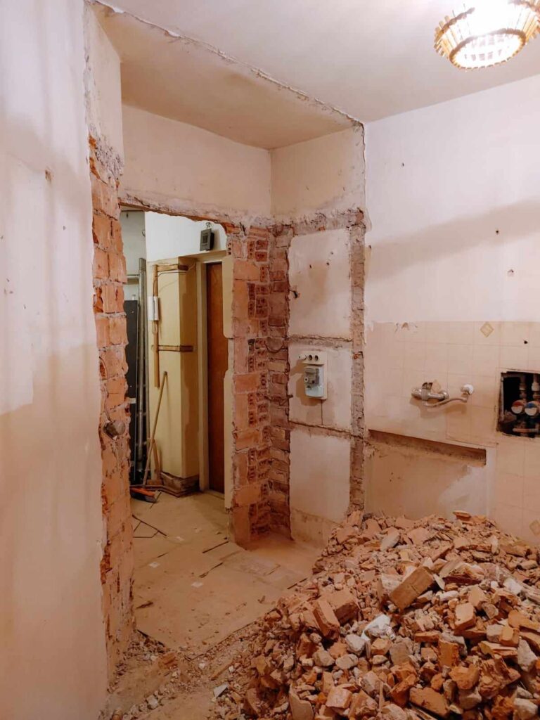 Zdjęcie mieszkania podczas remontu.