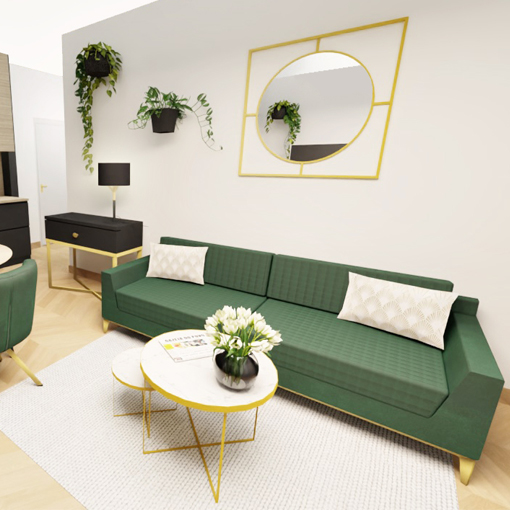 Wizualizacja salonu z aneksem kuchennym w stylu Art Deco. Po prawej stronie kanapa w kolorze butelkowej zieleni oraz stolik kawowy okrągły z blatem marmurowym oraz nogami ze złota. Za sofą mała konsola w kolorze grafitowym ze złotymi nogami oraz lampa stojąca z czarnym abażurem.