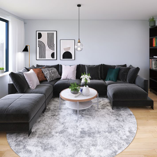 Po prawej stronie regał z książkami, po lewej okno.